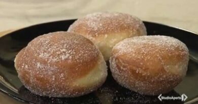 Cotto e mangiato bomboloni fritti