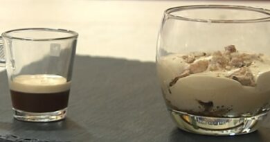 Cotto e mangiato crema caffè e acqua