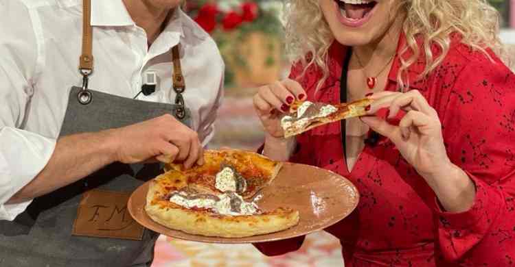 Pizza tonda fatta in casa è sempre mezzogiorno