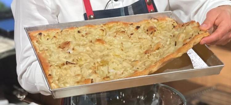 Focaccia di cipolle è sempre mezzogiorno