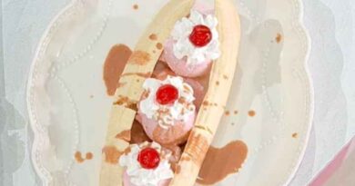 Banana split con gelato alla fragola è sempre mezzogiorno