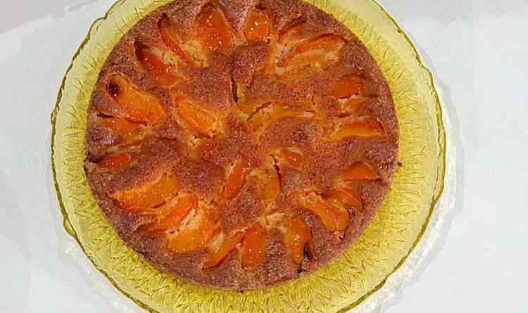 Torta soffice alle albicocche è sempre mezzogiorno